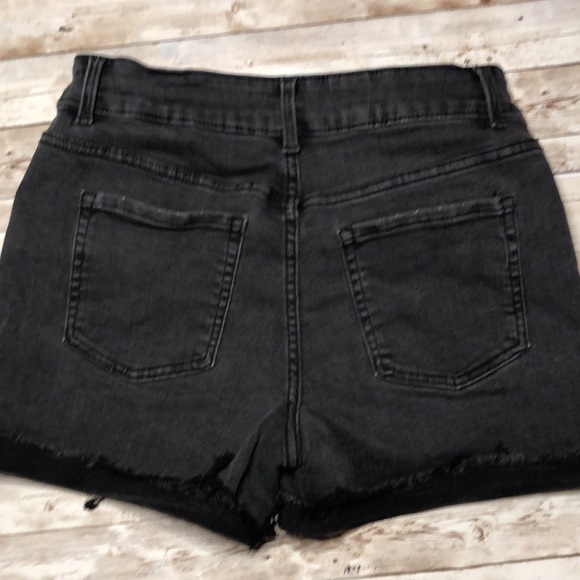 'Time and Tru', black stretch denim, 5 pkt, cuffed bottom jean shorts - size 8 - Picture 2 of 10